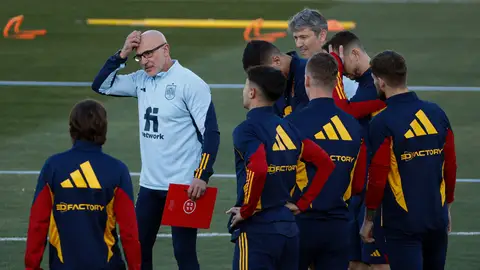 Luis De la Fuente dirige su primer entrenamiento de la Selección Española Luis De la Fuente dirige su primer entrenamiento de la Selección Española