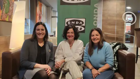 Marta Blanco, profesional de los servicios sociales en Galáurea; Cuqui Baeza de ByB Asesores; y Pili González, propietaria de dos locales de hostelería. Almorzo informativo