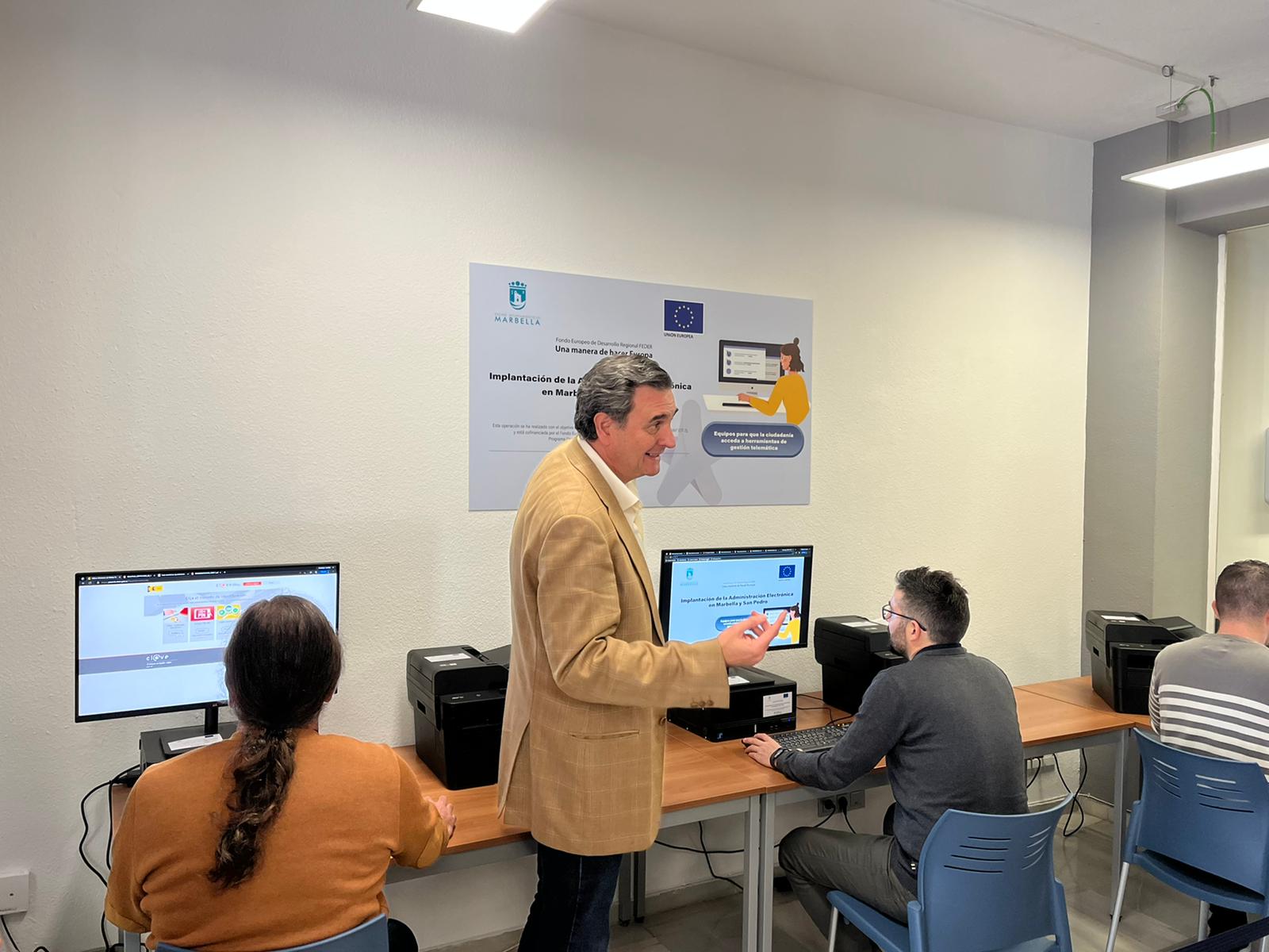 El Ayuntamiento de Marbella habilita una sala para facilitar trámites en línea El Ayuntamiento de Marbella habilita una sala para facilitar trámites en línea