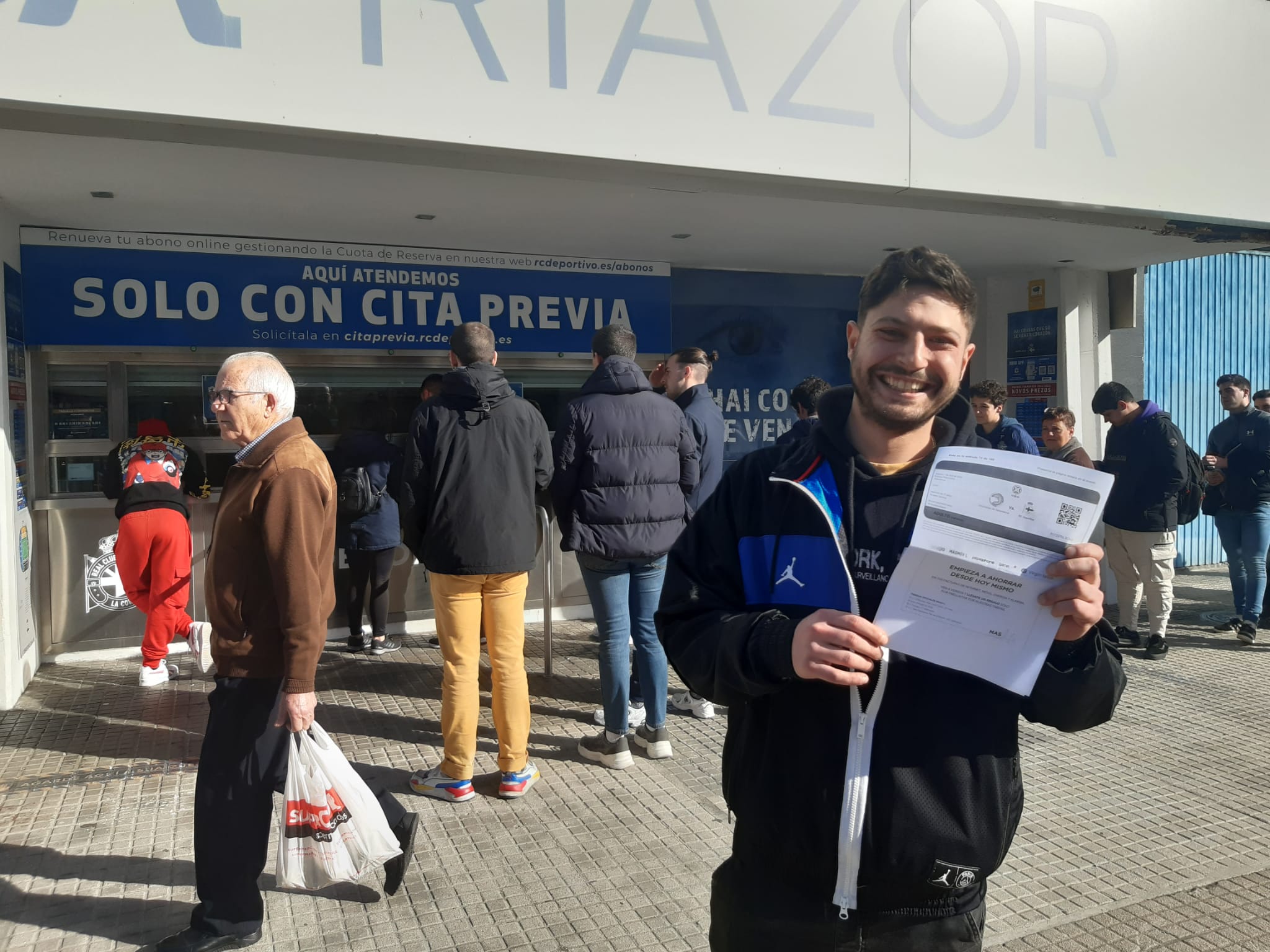 Haciendo cola desde las cuatro de la mañana para conseguir entradas del Unionistas-Dépor y disfrutando de la humildad de Aleix Font del Leyma Coruña Haciendo cola desde las cuatro de la mañana para conseguir entradas del Unionistas-Dépor y disfrutando de la humildad de Aleix Font del Leyma Coruña