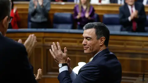 El presidente del Gobierno, Pedro Sánchez, aplaude tras ser rechazada la moción de censura 