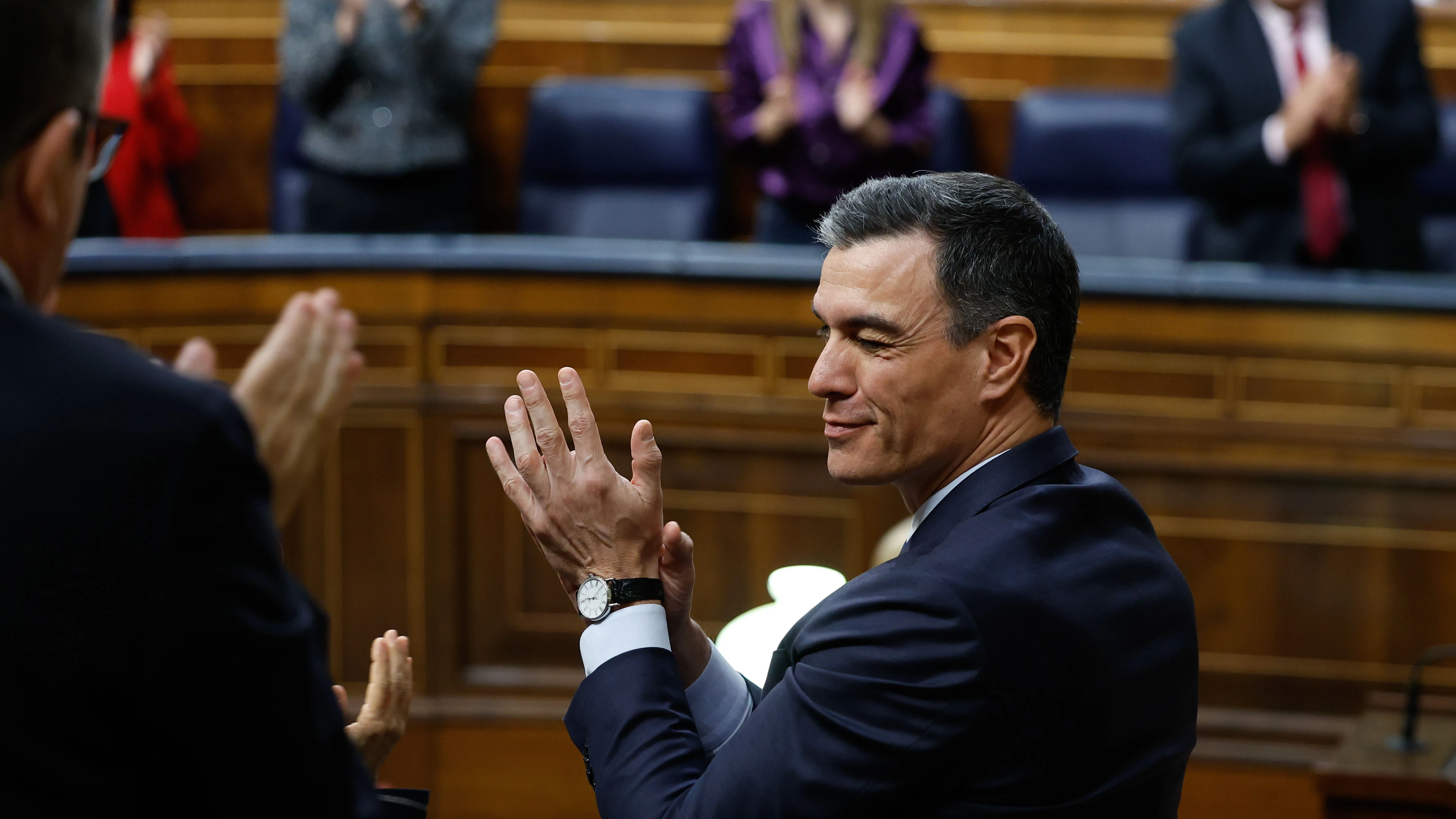 El presidente del Gobierno, Pedro S&aacute;nchez, aplaude tras ser rechazada la moci&oacute;n de censura 