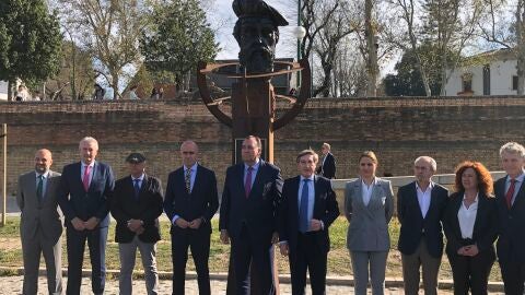 El alcalde de Sevilla Antonio Muñoz, el consejero de Turismo Arturo Bernal y el presidente del Puerto Rafael Carmona, junto a otras autoridades