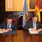 Alfredo Canteli y Luis Antuña durante la firma del convenio entre el Colegio de Médicos y el Ayuntamiento de Oviedo