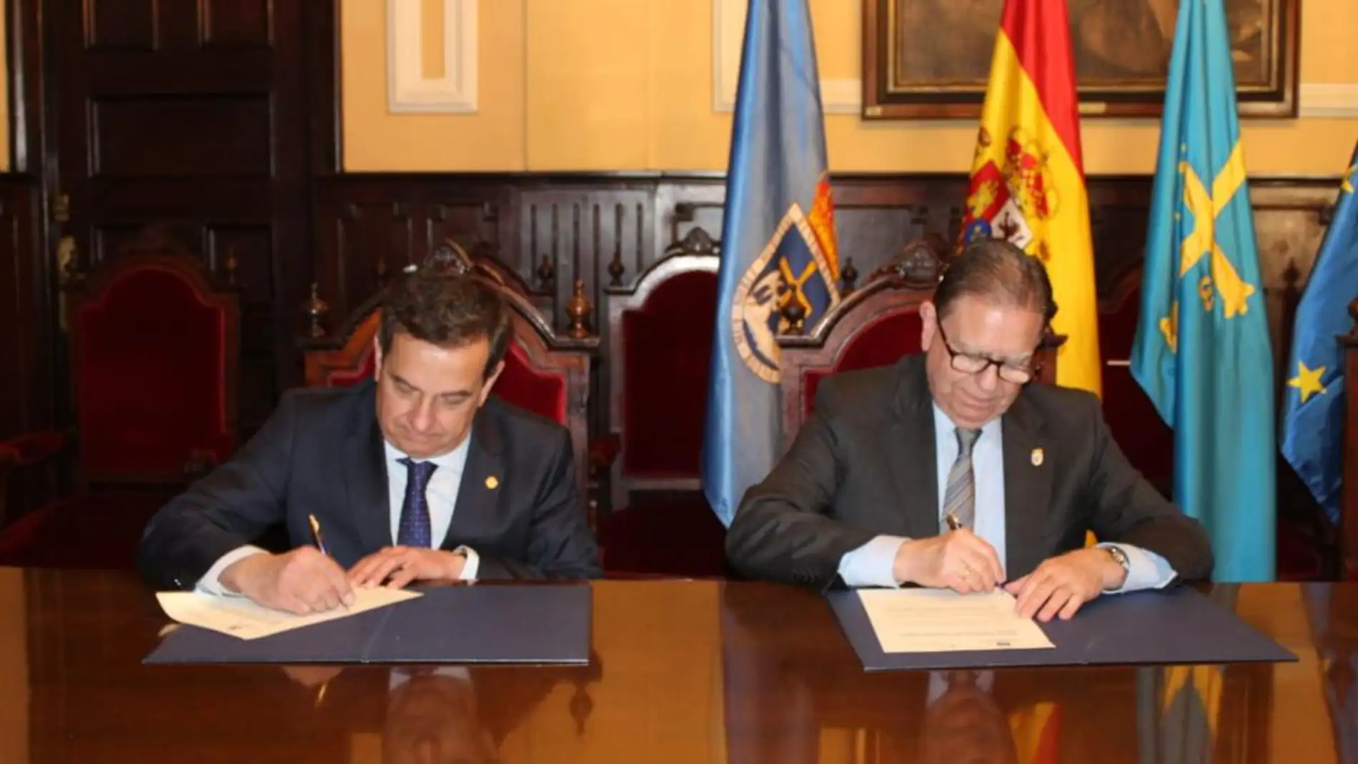 Alfredo Canteli y Luis Antuña durante la firma del convenio entre el Colegio de Médicos y el Ayuntamiento de Oviedo