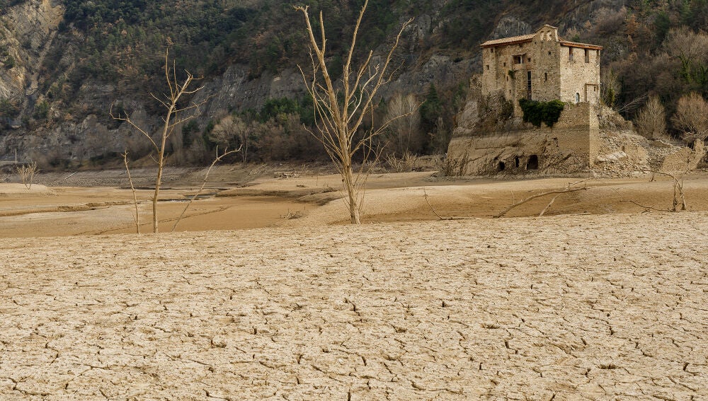 El Pantano de Baells, en el Berguedà, evidencia la falta de lluvias de los últimos meses.