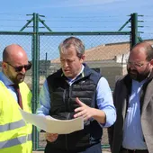 Representantes políticos y técnicos repasan documentación de la obra Representantes políticos y técnicos repasan documentación de la obra