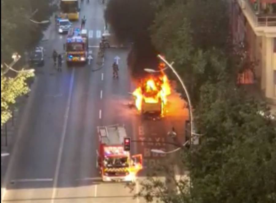 Arde un bus urbano en pleno centro de Murcia Arde un bus urbano en pleno centro de Murcia