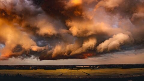Imagen de paisaje con cielo nuboso