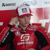 Pol Espargaró en el box del GP de Portugal Pol Espargaró en el box del GP de Portugal