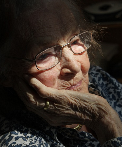 Los retos socio-sanitarios de una población cada vez más dependiente Los retos socio-sanitarios de una población cada vez más dependiente