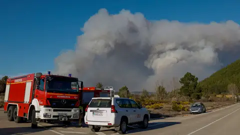 Vista general del incendio declarado este mediodía en la localidad castellonense de Villanueva de Viver. Vista general del incendio declarado este mediodía en la localidad castellonense de Villanueva de Viver.