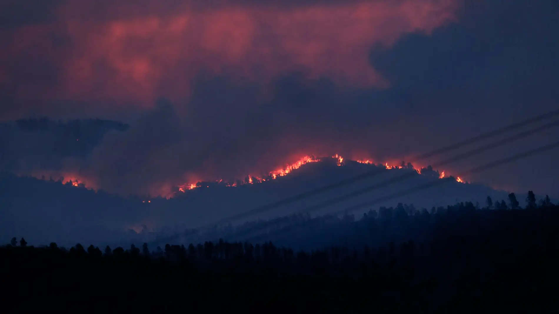 Vista general del incendio forestal declarado en el término municipal de Villanueva de Viver