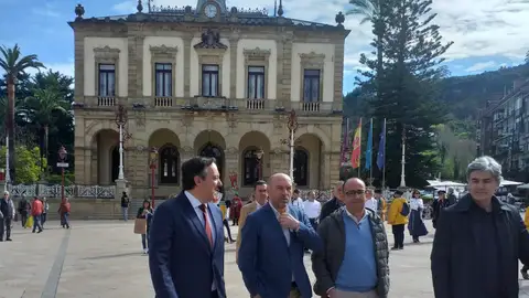 Cofiño acompañado por el alcalde de Villaviciosa, Alejandro Vega Cofiño acompañado por el alcalde de Villaviciosa, Alejandro Vega