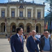 Cofiño acompañado por el alcalde de Villaviciosa, Alejandro Vega