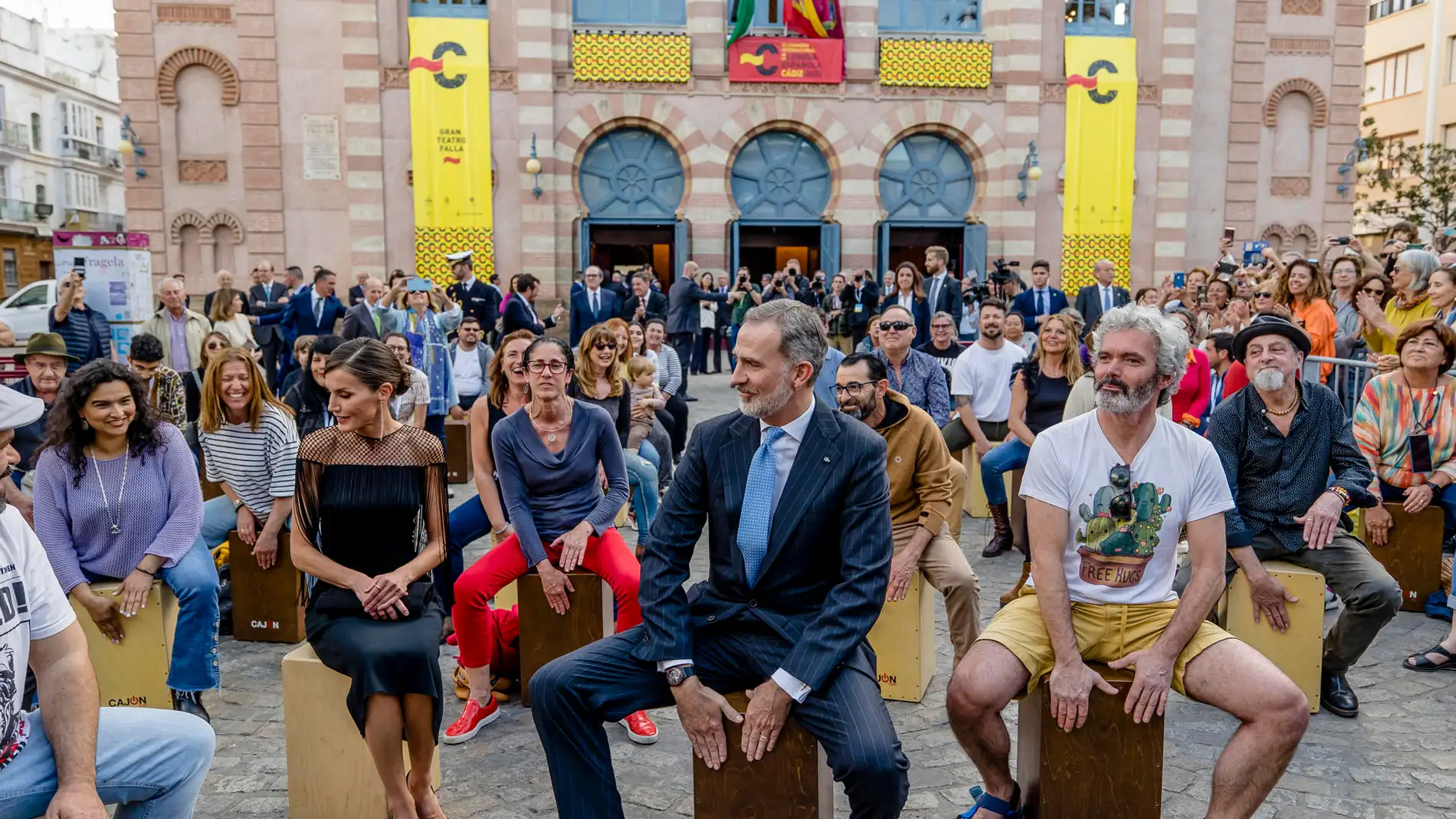 Los reyes participan en una "cajoneada" popular, organizada a las puertas del Gran Teatro Falla de Cádiz.