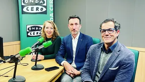 MAnuel Molina y Carlos Hernández de Hosteltur, en los estudios de Onda Cero Mallorca, junto a Elka Los representantes de Hosteltur, Premio Onda Cero Mallorca 2023 de la Comunicación