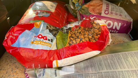 Transporte de pienso para que la Guardia Civil los lleve a los animales. 