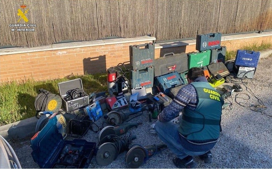 La Guardia Civil de Ciudad Real desarticula un grupo criminal que robaba en naves industriales mediante el método del butrón La Guardia Civil de Ciudad Real desarticula un grupo criminal que robaba en naves industriales mediante el método del butrón