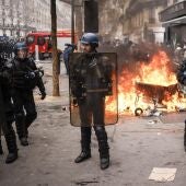 La policía antidisturbios francesa asegura su posición durante una manifestación contra la reforma de las pensiones.