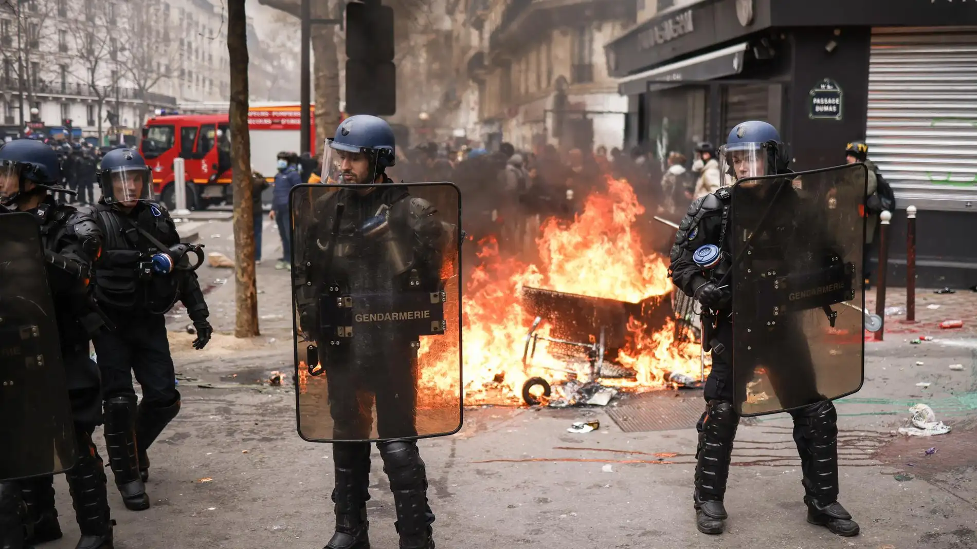 La policía antidisturbios francesa asegura su posición durante una manifestación contra la reforma de las pensiones.