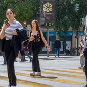 Varias personas cruzan un paso de peatones junto a un termómetro que marca 30 grados, este viernes en la Gran Vía de Murcia Varias personas cruzan un paso de peatones junto a un termómetro que marca 30 grados, este viernes en la Gran Vía de Murcia