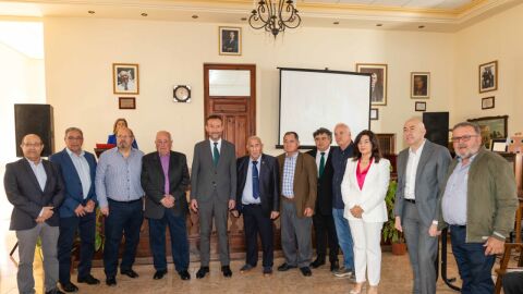 Regantes de El Porvenir con su presidente y el alcalde de Elche