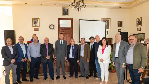 Regantes de El Porvenir con su presidente y el alcalde de Elche Regantes de El Porvenir con su presidente y el alcalde de Elche