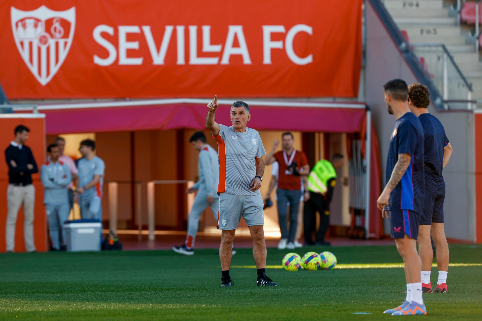 Mendilibar: "El fantasma del descenso está ahí, pero tenemos buenos jugadores" Mendilibar: "El fantasma del descenso está ahí, pero tenemos buenos jugadores"