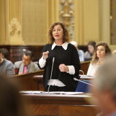 La presidenta del Govern, Francina Armengol, durante su intervención en el Parlament balear.