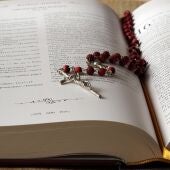 Un rosario en una Biblia