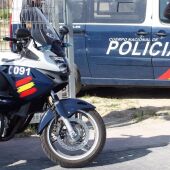 Un furgón y una moto de la Policía Nacional