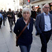 Clara Ponsatí pasea junto al abogado Gonzalo Boyé por el centro de Barcelona.