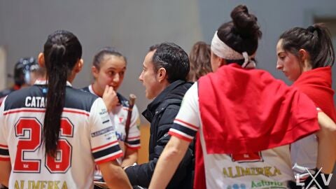 Ram&oacute;n Peralta, entrenador del Telecable, en el partido ante Las Rozas