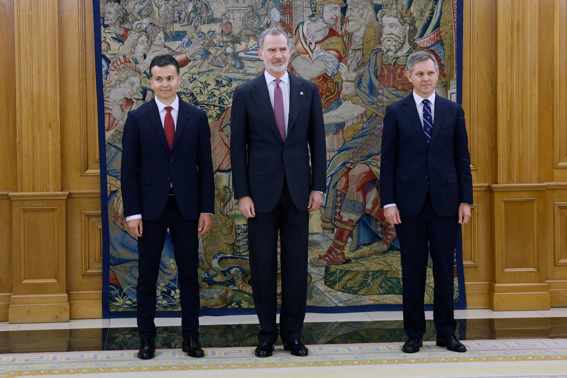 Héctor Gómez y José Manuel Miñones toman posesión como ministros ante Felipe VI Héctor Gómez y José Manuel Miñones toman posesión como ministros ante Felipe VI