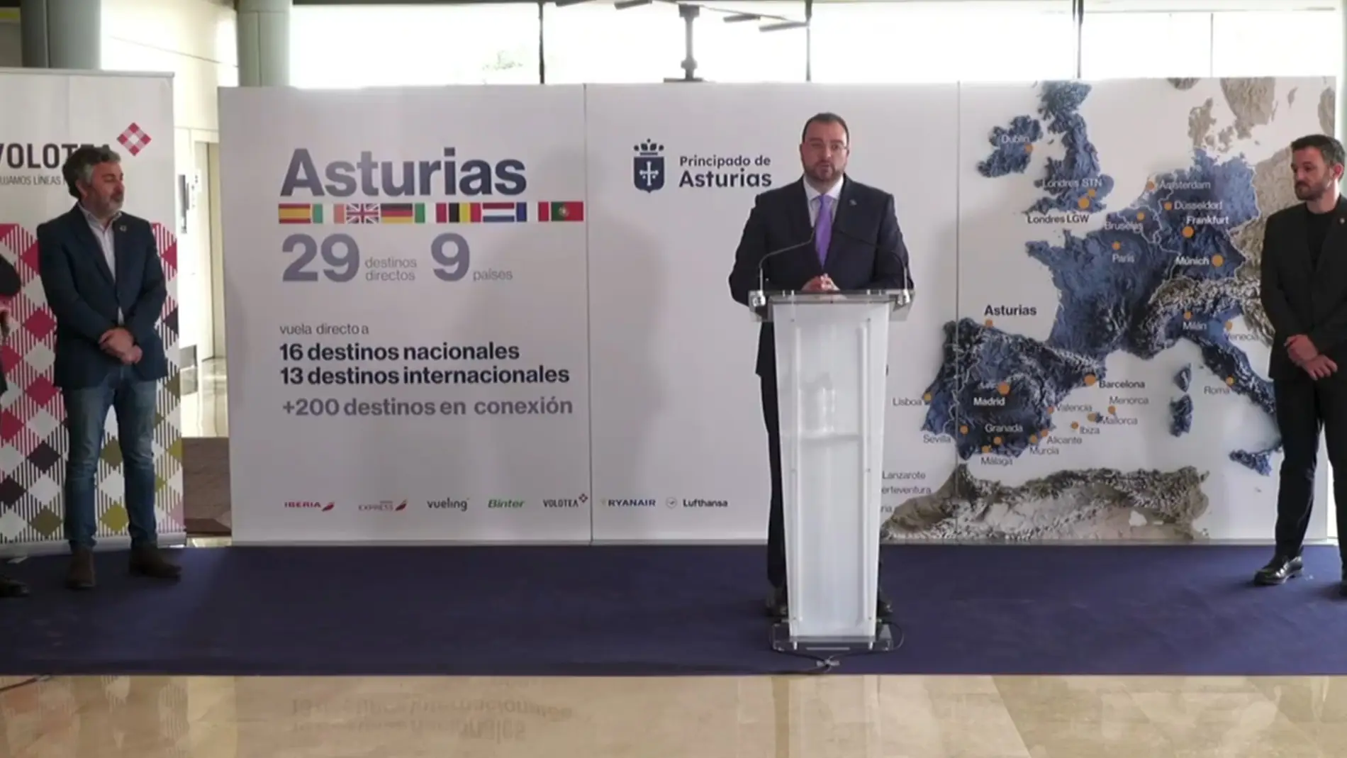 El aeropuerto de Asturias tendrá 29 vuelos en el inicio de la temporada alta
