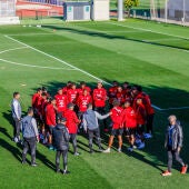 Un momento de la sesión de entrenamiento de la selección peruana en la Ciudad del Fútbol de las Rozas, Madrid