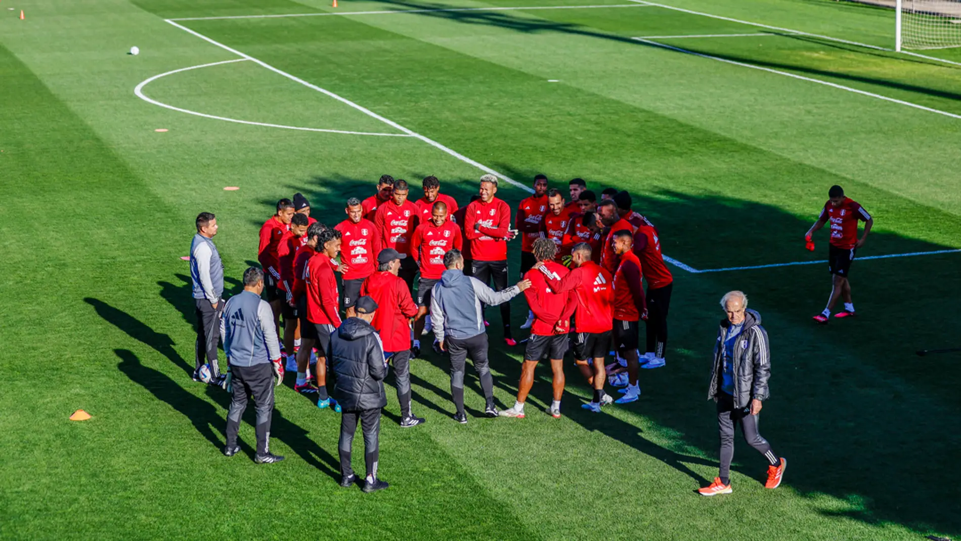 Un momento de la sesión de entrenamiento de la selección peruana en la Ciudad del Fútbol de las Rozas, Madrid