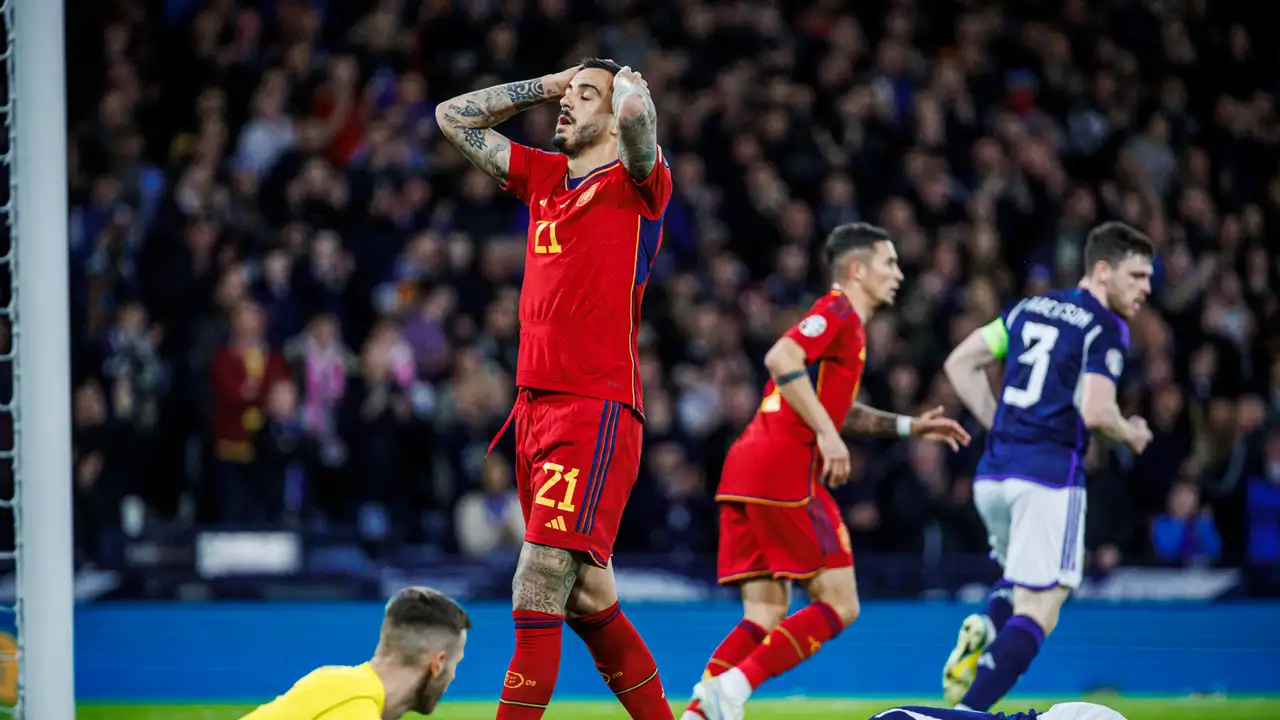 Joselu lamenta una ocasión fallada en el partido de la Selección frente a Escocia. Joselu lamenta una ocasión fallada en el partido de la Selección frente a Escocia.