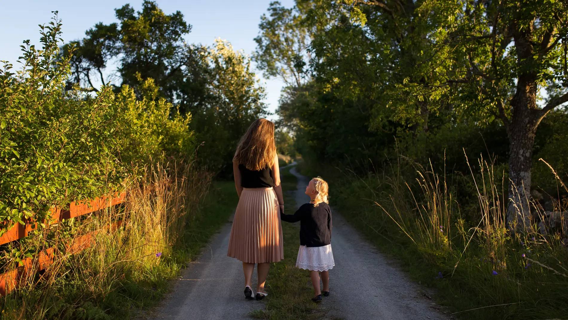 Una madre y su hija pasean en una imagen de archivo.