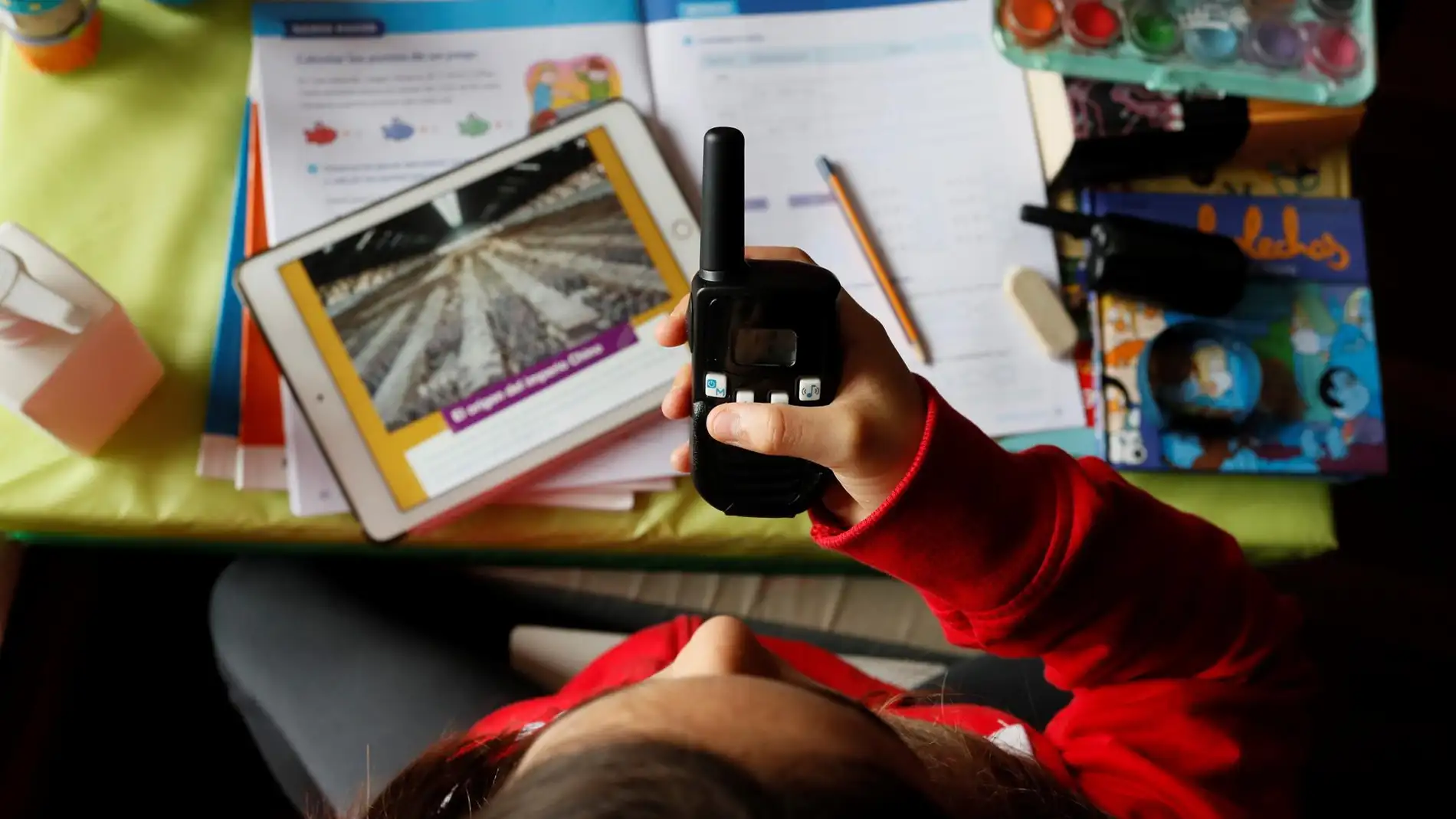Imagen de archivo de un niño usando un walkie-talkie ante la falta de conexión a internet en un colegio de Lugo. 