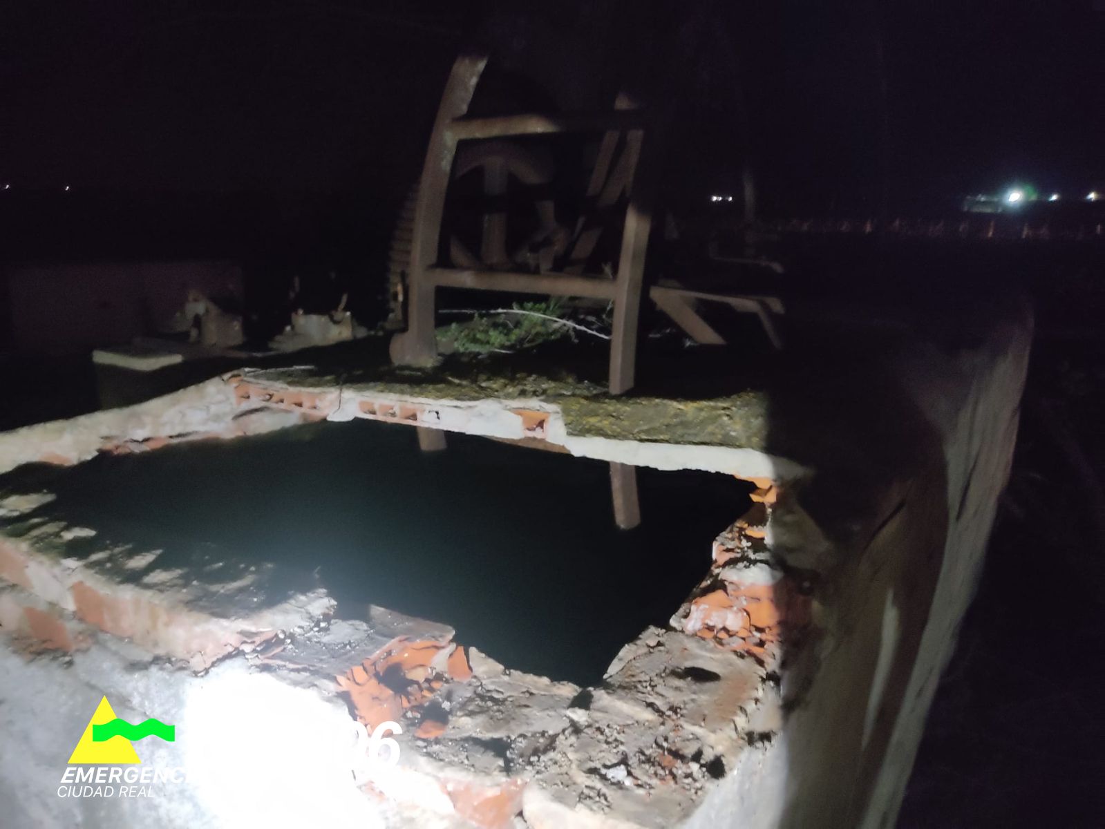 Rescatado un joven que cayó en un pozo de 20 metros de profundidad en Herencia Rescatado un joven que cayó en un pozo de 20 metros de profundidad en Herencia