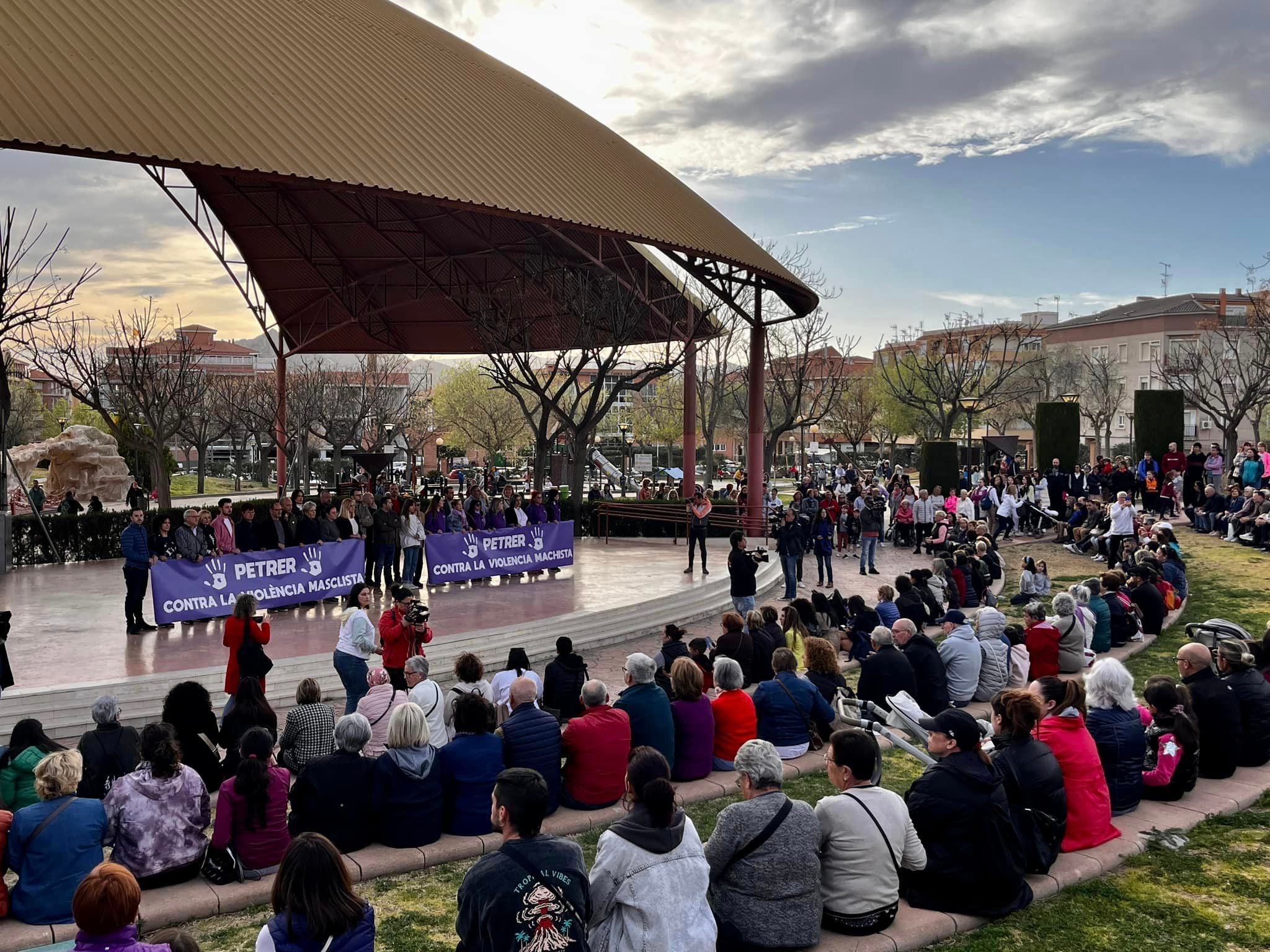 Más de 1700 personas se concentran en Petrer en repulsa por la violación sufrida por una menor de 16 años Más de 1700 personas se concentran en Petrer en repulsa por la violación sufrida por una menor de 16 años