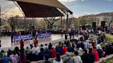 Concentración en el parque del Campet de Petrer en repulsa por la violación de una menor.