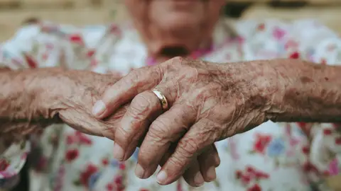 Manos de una anciana Radiografía de la dependencia en España: Cada 12 minutos muere una persona en la lista de espera"