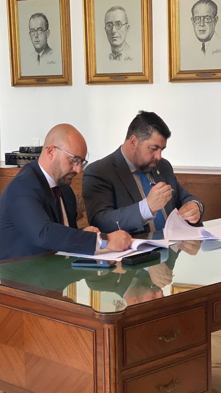 El Ayuntamiento de El Puerto y Consejo de Hermandades firman un convenio de colaboración El Ayuntamiento de El Puerto y Consejo de Hermandades firman un convenio de colaboración
