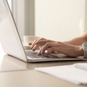 Mujer escribiendo en un blog