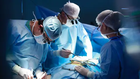 Imagen de archivo de una operación de transplante de órganos Imagen de archivo de una operación de transplante de órganos