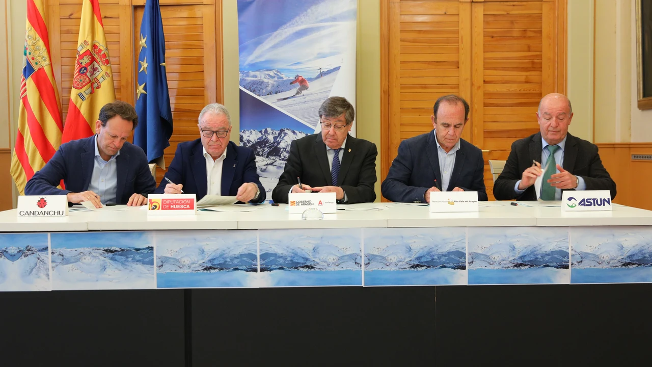 Firma de la unión de estaciones de Astún y Candanchú