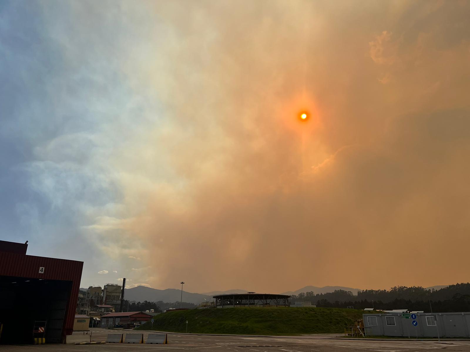 Asturias registra 77 incendios y algunas aldeas evacuadas Asturias registra 77 incendios y algunas aldeas evacuadas